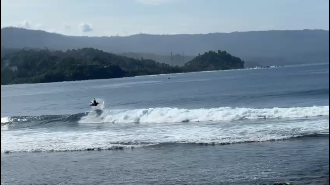 Ombak Pantai Tanjung Setia Krui